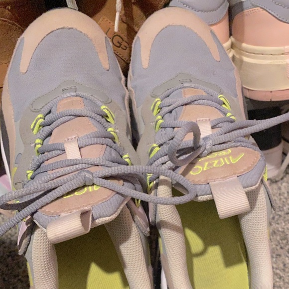 Nike Air Max 270 React- Youth Size 7 - Picture 6 of 10